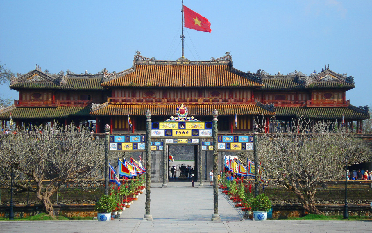VIETNAM ESENTIAL PRIVATE TRIP 7 DAYS ( HANOI - HALONG BAY - HUE ROYAL CITY- HOI AN - CU CHI TUNNELS)